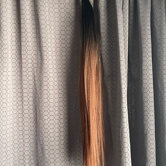 6 piece Ombré. Super fine  20” layered Synthetic weave with Middle part. Piece - Picture 4 of 7